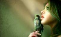 Девушка с зеленой птицей