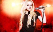Avril Lavigne с микрофоном