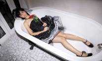 Азиатка лежит в ванной с розой
