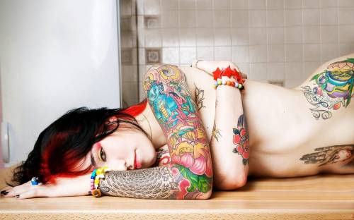Девушка в цветных татуировках - Девушки