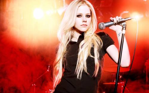 Avril Lavigne с микрофоном - Девушки