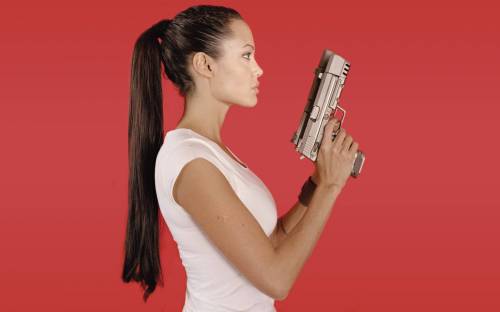 Анджелина Джоли с пистолетом - Девушки