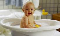 Малыш в ванночке