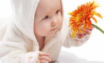 Фото ребенка с цветком