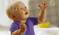 Ребенок с мыльными пузырями