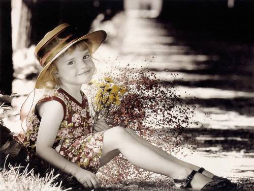 Маленькая девочка с цветами - Дети