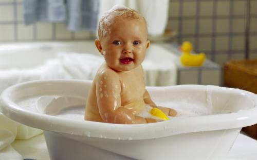 Малыш в ванночке - Дети