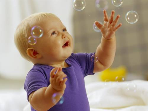 Ребенок с мыльными пузырями - Дети