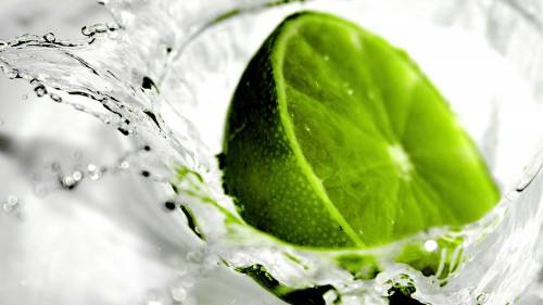 Зеленый лимон в воде - Еда