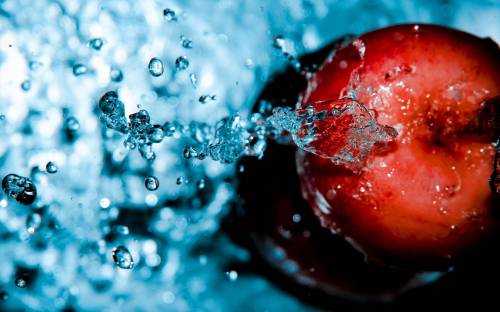 Яблоко на фоне воды - Еда