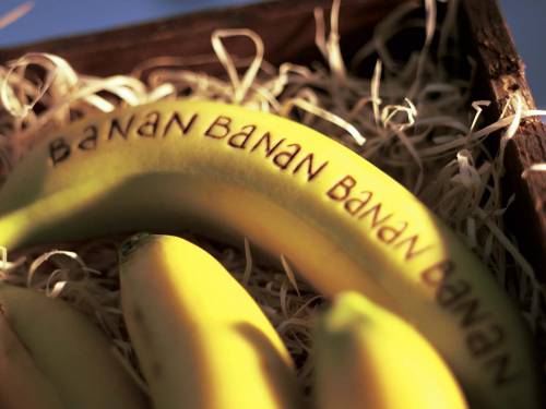Банан с надписью - Еда