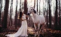 Девушка, конь, лес