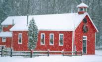 Красный домик в снегу