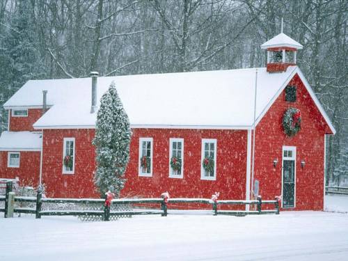 Красный домик в снегу - Зима