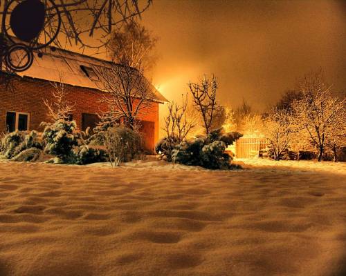 Ночной домик на фоне снега - Зима