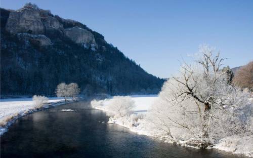 Река у подножья горы - Зима