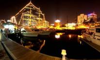 Ночной город с яхтами