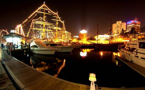Ночной город с яхтами - Корабли