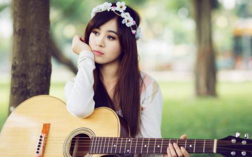 Азиатка с гитарой - Музыка