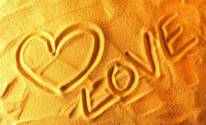 Надпись на песке Love