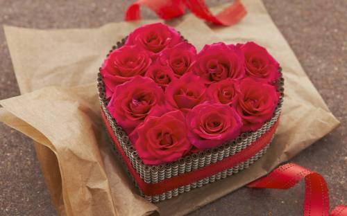 Коробка с красными розами - Любовь