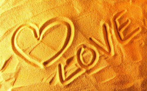 Надпись на песке Love - Любовь