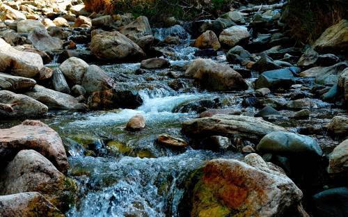 Маленькая река среди камней - Природа