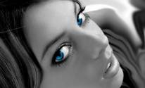 Лицо девушки с синими глазами