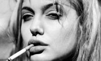 Девушка с сигаретой во рту
