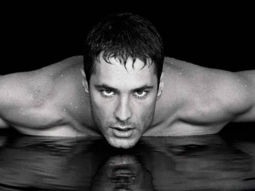 Фото мужчина в воде - Черно-белые