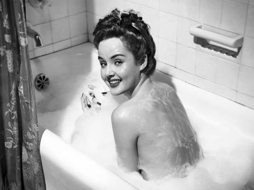 Фото девушки в ванной - Черно-белые
