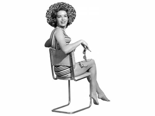 Женщина сидит на стуле - Черно-белые