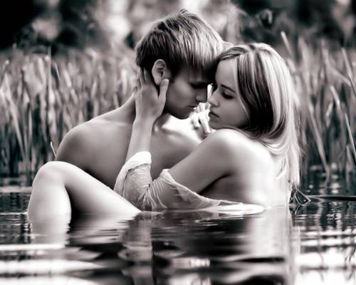 Парень и девушка в болоте - Черно-белые