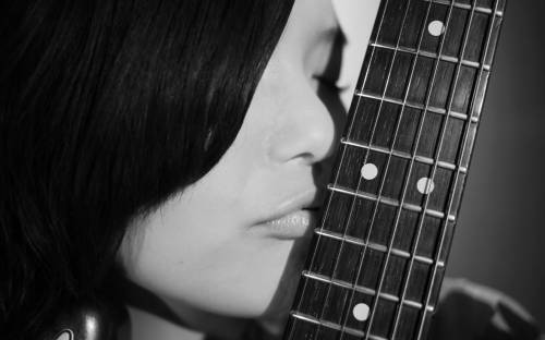 Девушка, гитара, музыка - Черно-белые