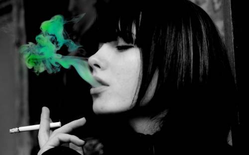Зеленый дым сигареты - Черно-белые