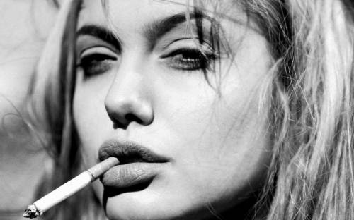 Девушка с сигаретой во рту - Черно-белые
