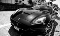 Черно белая Ferrari