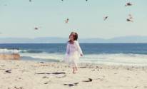 Маленькая девочка на пляже, море