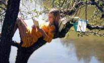 Девушка на дереве у реки