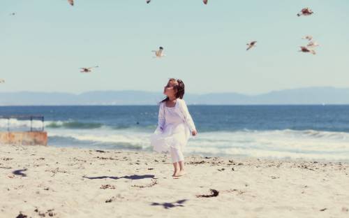Маленькая девочка на пляже, море - Позитивные