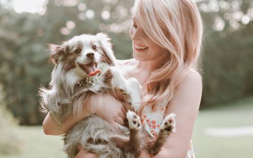 Девушка с собакой на руках - Позитивные