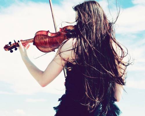 Девушка играет на скрипке - Позитивные