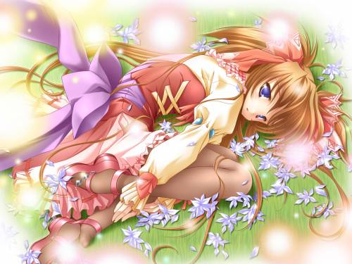 Девушка лежит на траве - Аниме