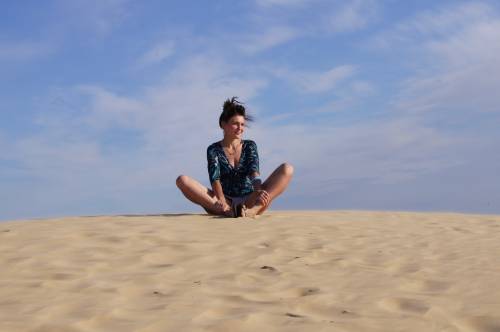Девушка сидит на песке - Разные