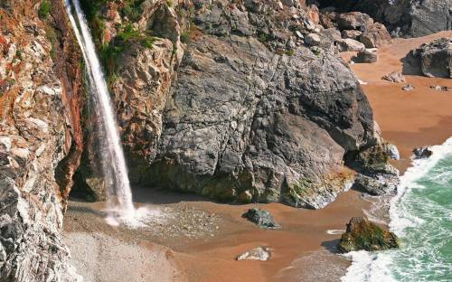 Ручей со скалы - Водопады